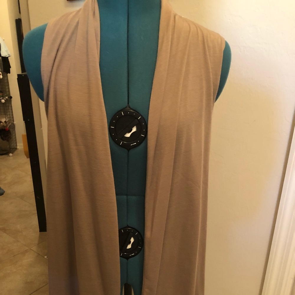 Flowing vest